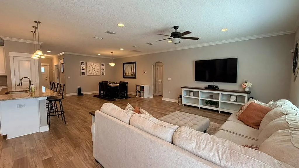 4 bed, 2.0 bath, 2196 sqft, $2,800 — Photo 4