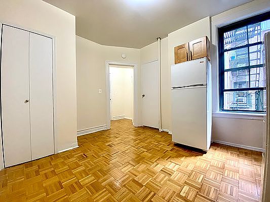 4th image of 516 E 79th St #4V
