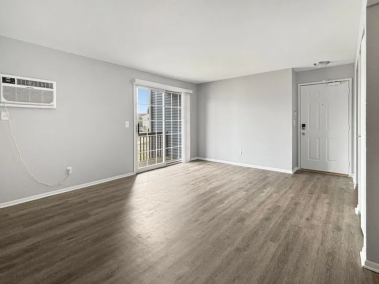 1018 Abbey Ct #6 — Photo 3