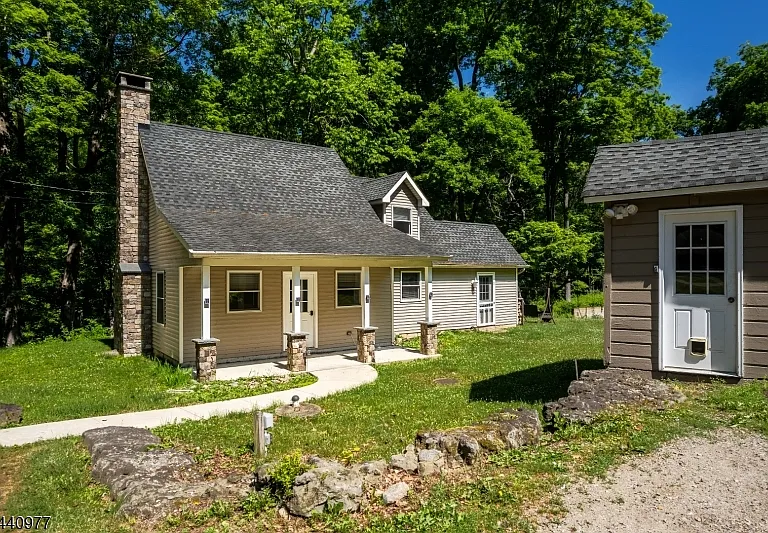 4 Gordon Ln — Photo 1