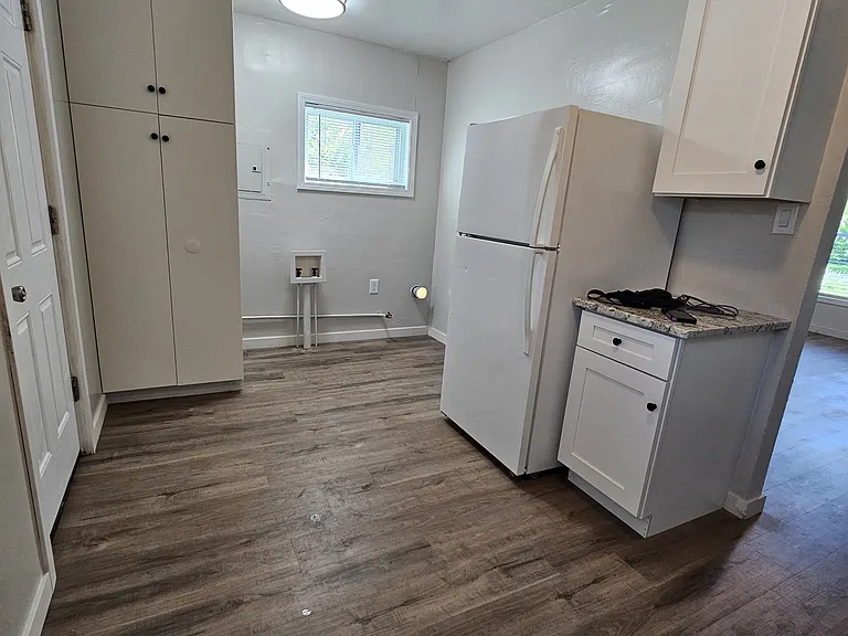 Kitchen/Laundry area