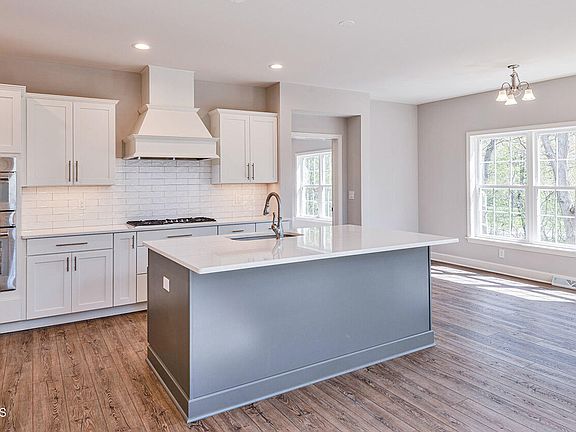 4th image of 8 Indigo Court