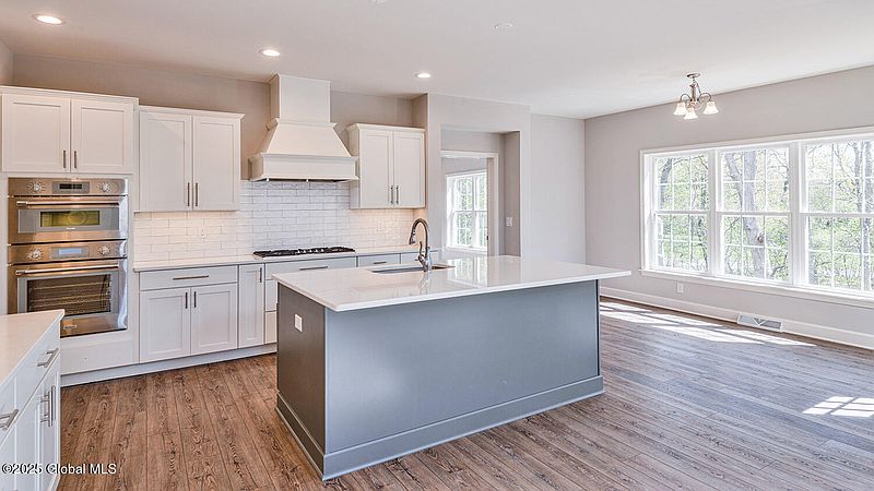 4th image of 8 Indigo Court