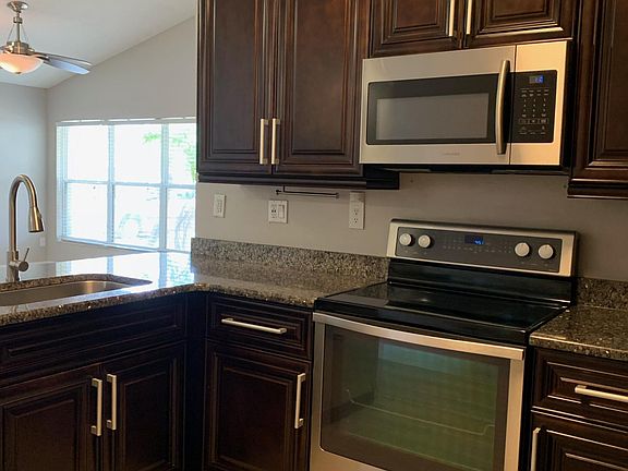 5th image of 216 Daniels Pointe Dr