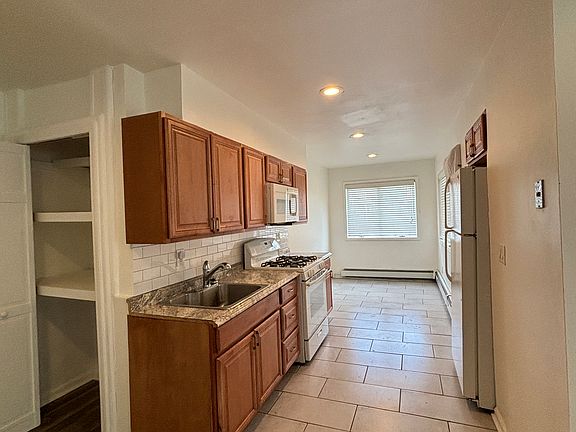 3rd image of 766 Warburton Ave #B