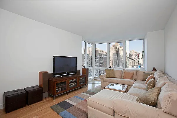 Rented by Iconik | media 26