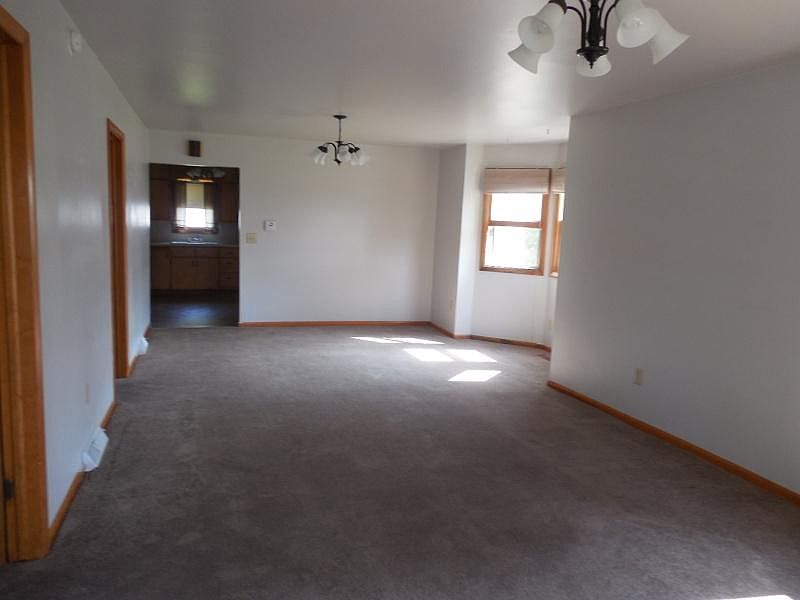 2nd image of 623 W 7th St