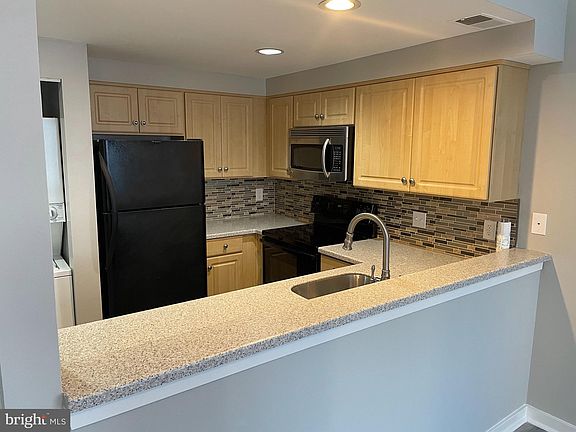 4th image of 82 Hawthorne Ct NE #82