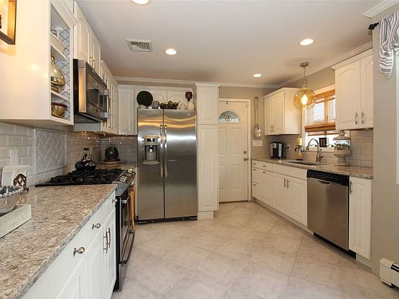 2nd image of 115 Barrymore Blvd