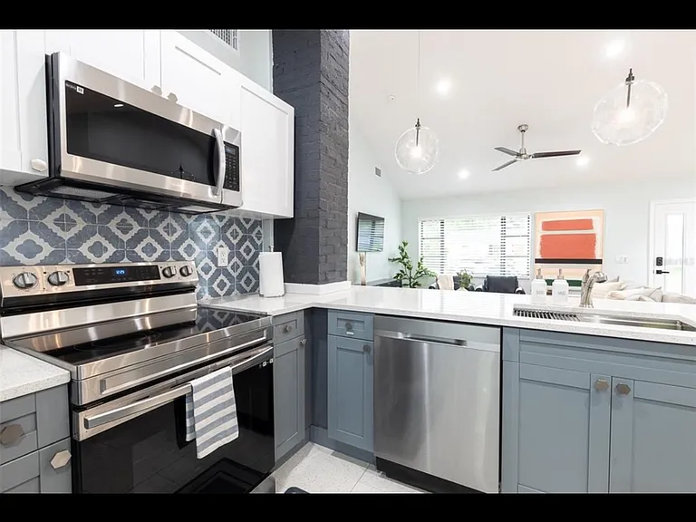 818 W Plymouth St — Photo 15