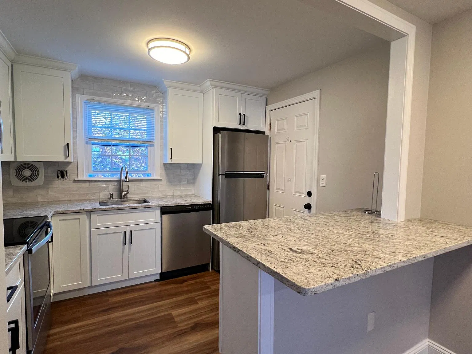 1 bed, 725 sqft, $1,850 — Photo 3