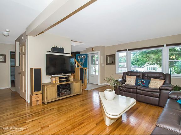 5th image of 150 Mohican Ave