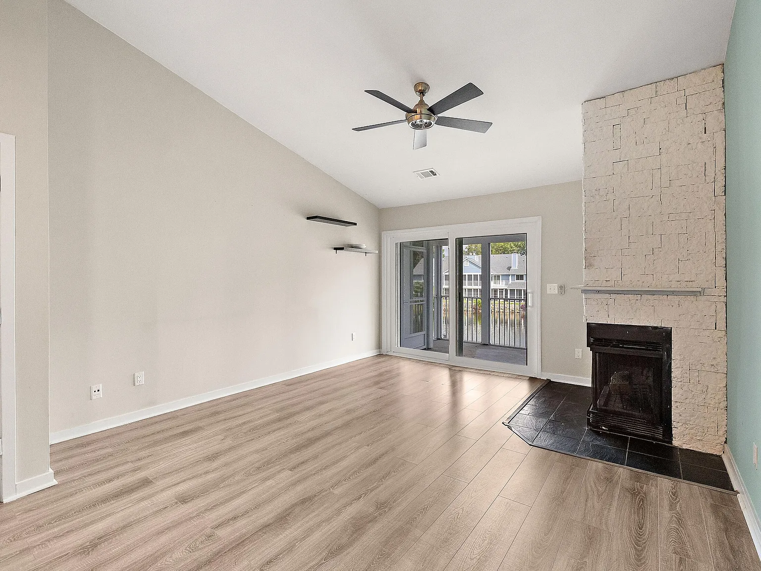 2 bed, 2.0 bath, 1052 sqft, $2,595 — Photo 4
