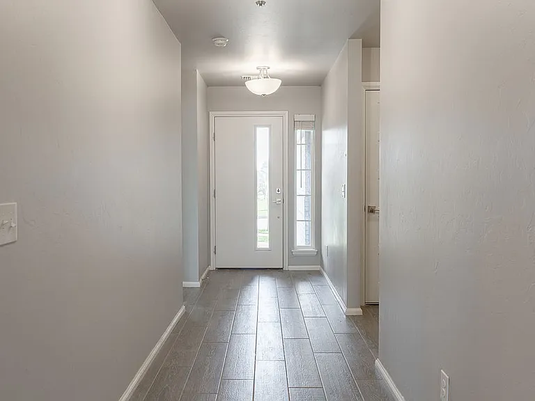 401 Nest Dr — Photo 2