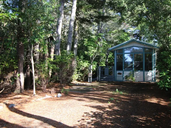 1600 Rhododendron Dr Space 128, Florence, OR 97439