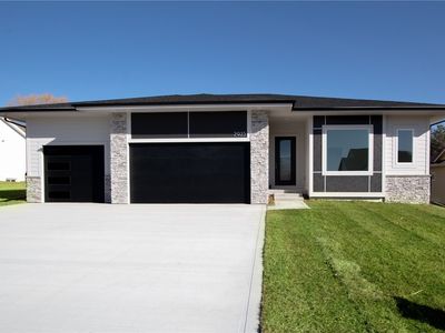 2925 NE Brentwood Cir, Grimes, IA, 50111