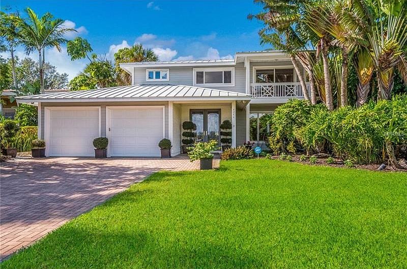 This is a stunning 4 bedroom, 3.5 bath waterfront home located on north Siesta Key