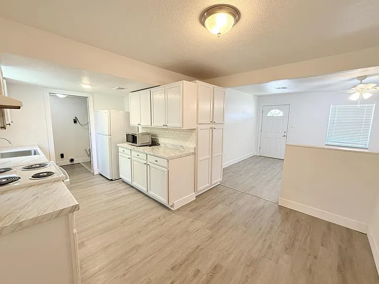610 W Avenue B — Photo 10