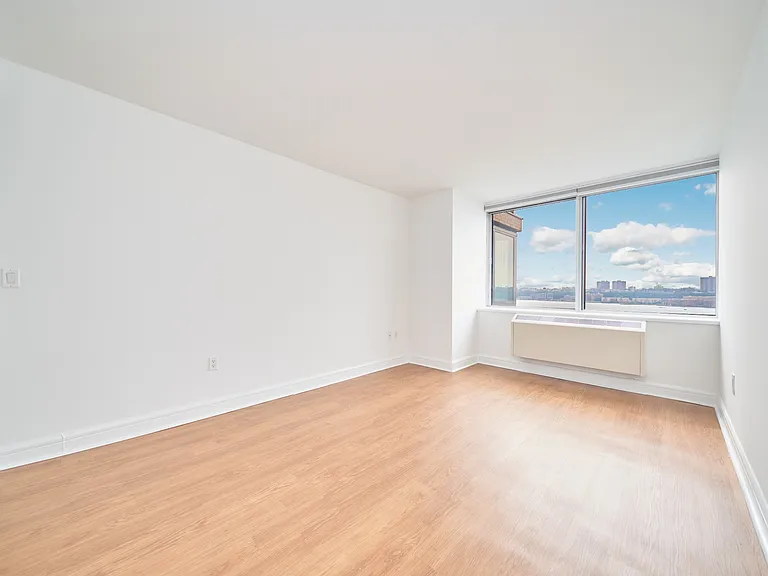 160 Riverside Blvd #16P — Photo 12