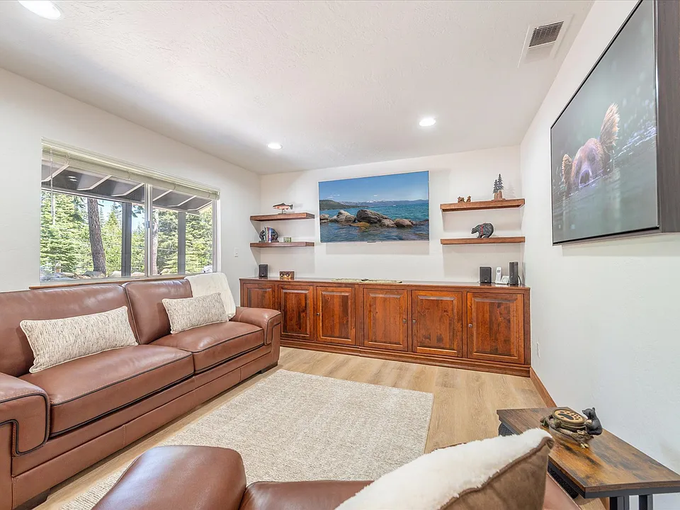 925 Woodside Dr
