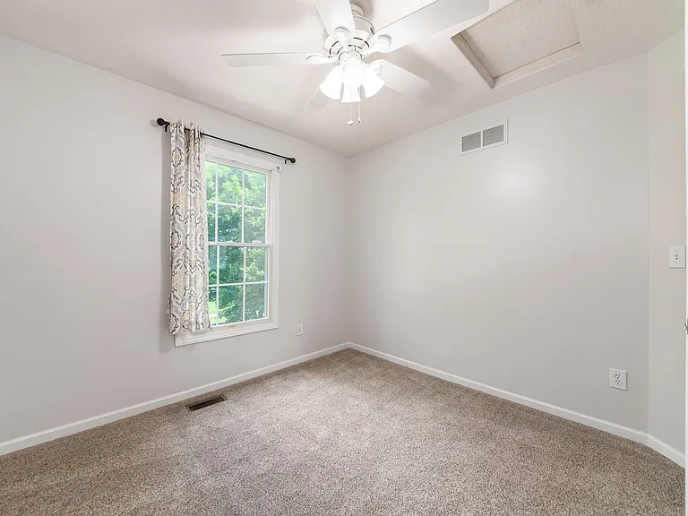8607 Clover Glade Dr — Photo 31