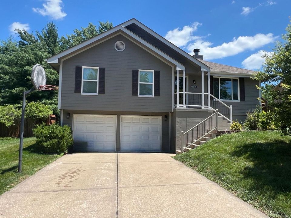 1st image of 925 NE Carousel Ln
