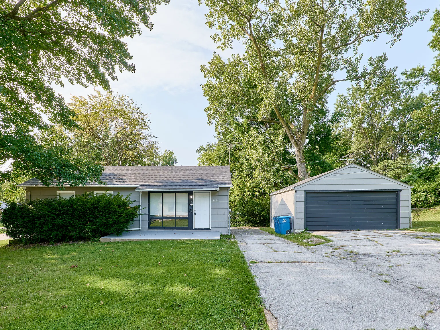3 bed, 912 sqft, $1,200 — Photo 3