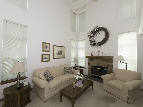 4th image of 1402 E Baronet Ln