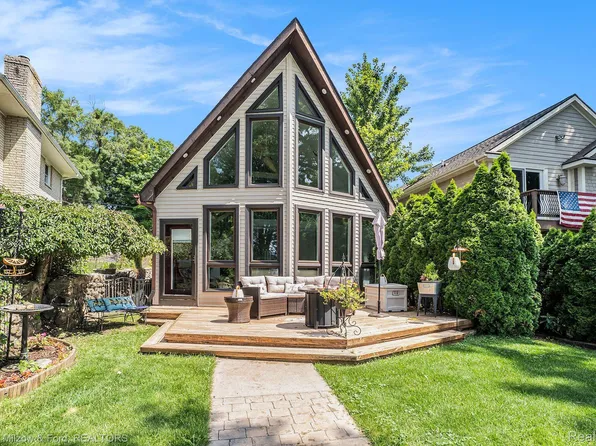 8763 Lakeview Blvd, Clarkston, MI 48348