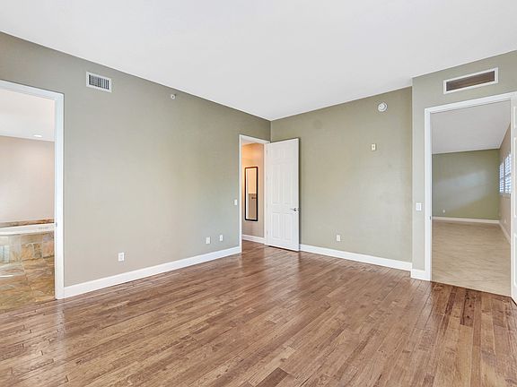 5th image of 2617 NE 14th Ave APT 300