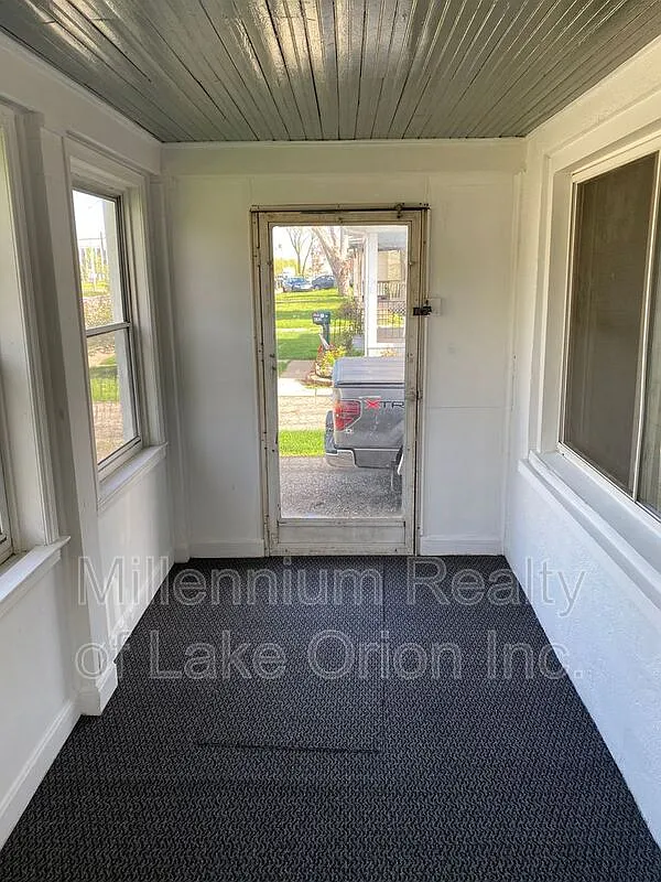 3 bed, 1.5 bath, 1071 sqft, $1,295 — Photo 2