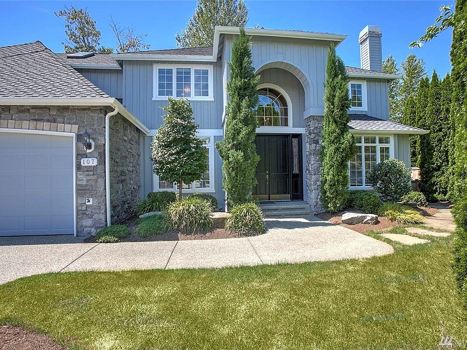 Classic Murray Franklyn, ideally situated in one of Sammamish's most sought after neighborhoods, Montrachet! Cul de sac location, level driveway, and attractive landscaping add to the allure.