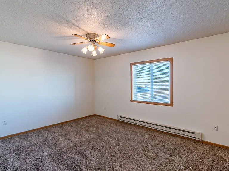 Fargo, ND Sunwood Apartments | Living and kitchen Fargo, ND Sunwood Apartments | Bedroom