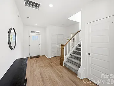 152 Lancashire Ct — Photo 4