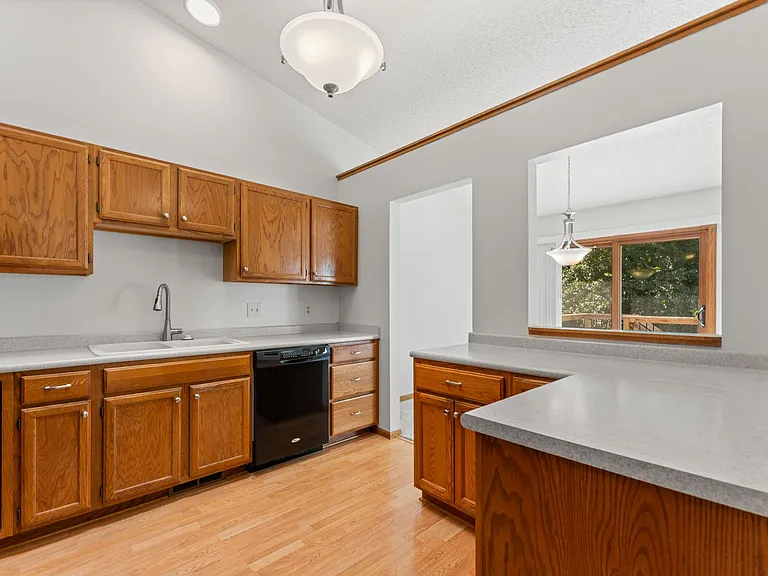 15465 Sussex Dr — Photo 8