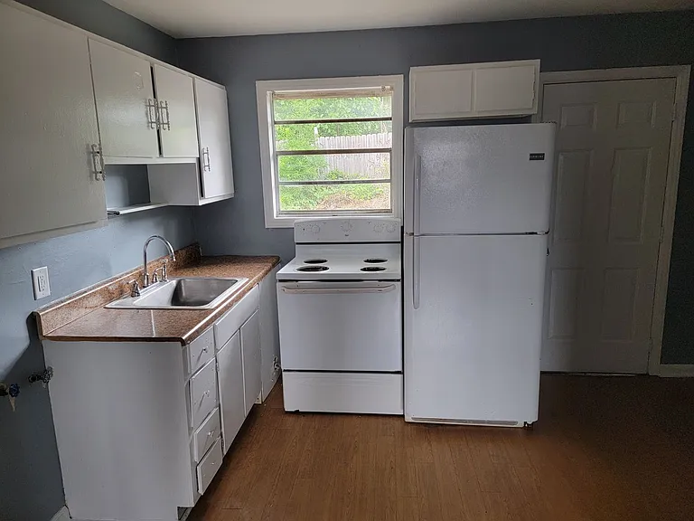 1004-1018 Fir Pl — Photo 7