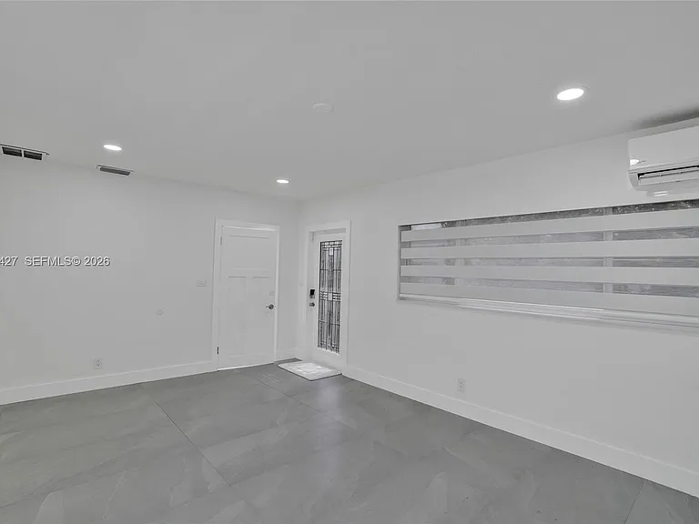 213 NE 43rd St — Photo 27