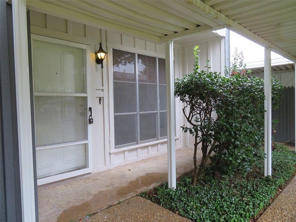 1st image of 400 Hollyhill Ct
