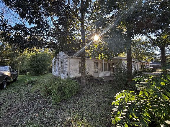 3rd image of 407 S Park Dr