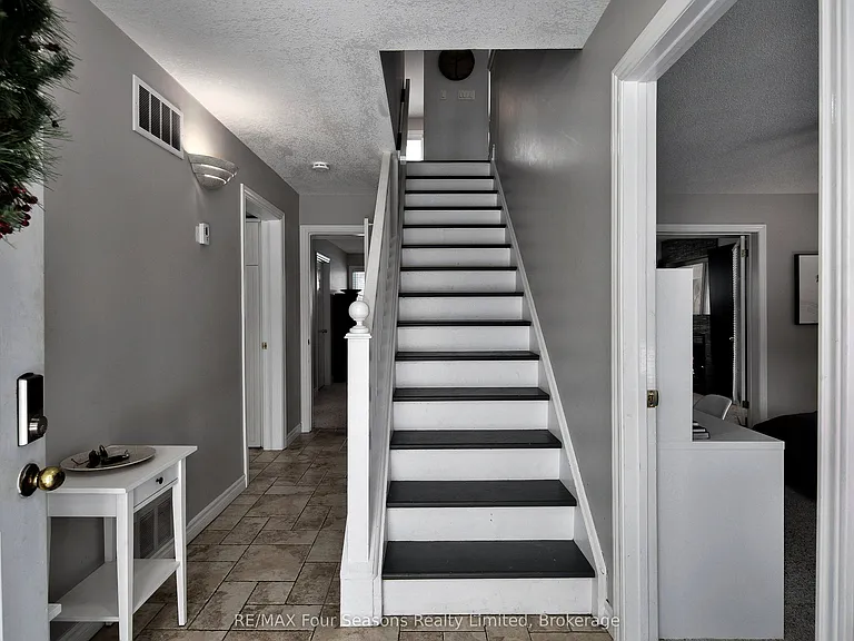 104 Lauries Ct — Photo 28