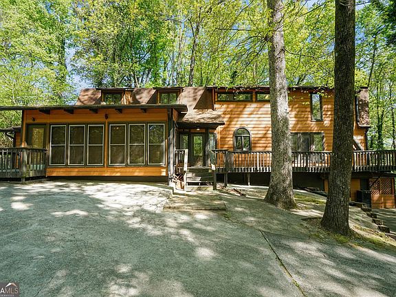3rd image of 2530 Rockbridge Rd NW