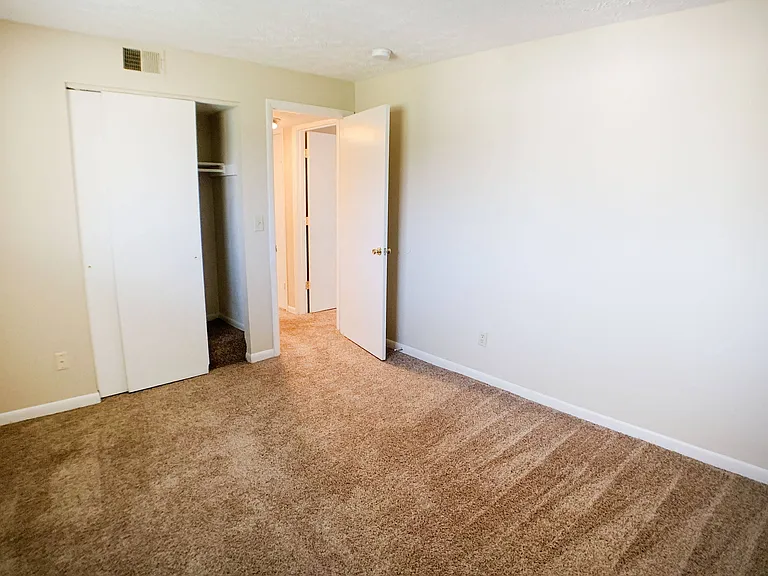 Crown Crossing Apartments — Photo 41