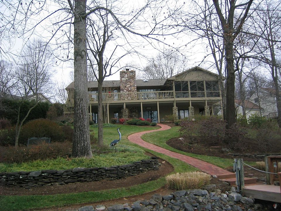 Lake side o=view, house is just steps away from the lake.
