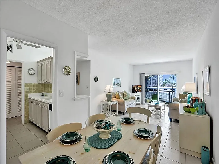 400 N Riverside Dr — Photo 3