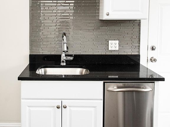 3rd image of 3819 N Greenview Ave APT 1S