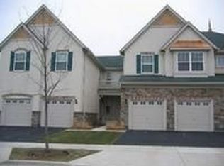 375 Shadow Creek Dr, Vernon Hills, IL
