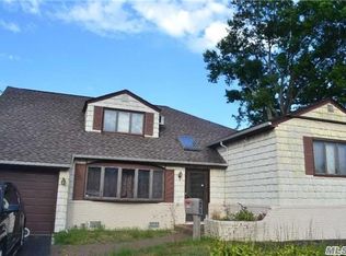 2833 Lindenmere Dr, Merrick, NY 11566