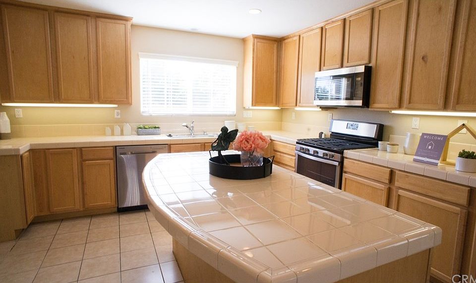1st image of 329 N Placer Privado