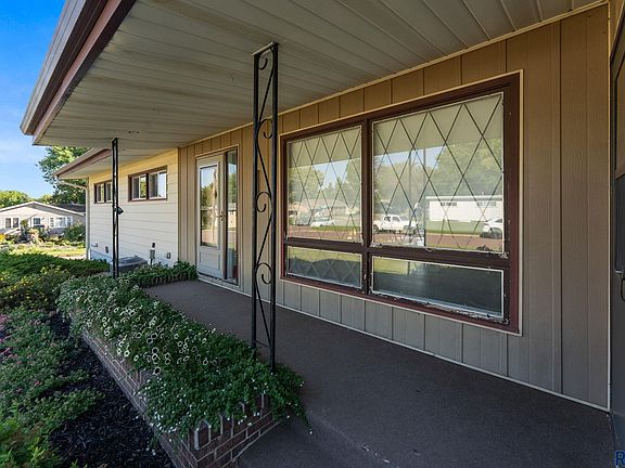 2nd image of 202 S Detroit Ave