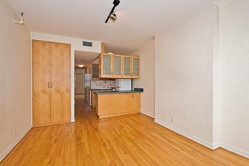 3rd image of 4544 Vernon Blvd